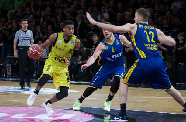 成鲜明对比 成鲜明对比